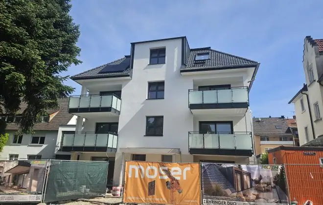 Die Fassade an Haus 1 ist nun sichtbar ohne Baugerüst