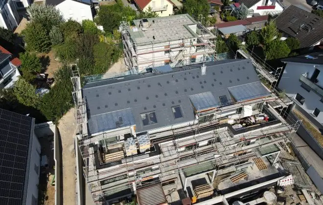 Die Dächer sind hergestellt, nun kann die PV Anlage montiert werden